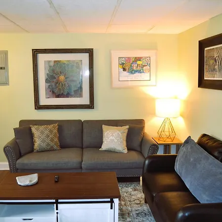 Grand Red - Six-Bedroom Apartments Near The Und Campus